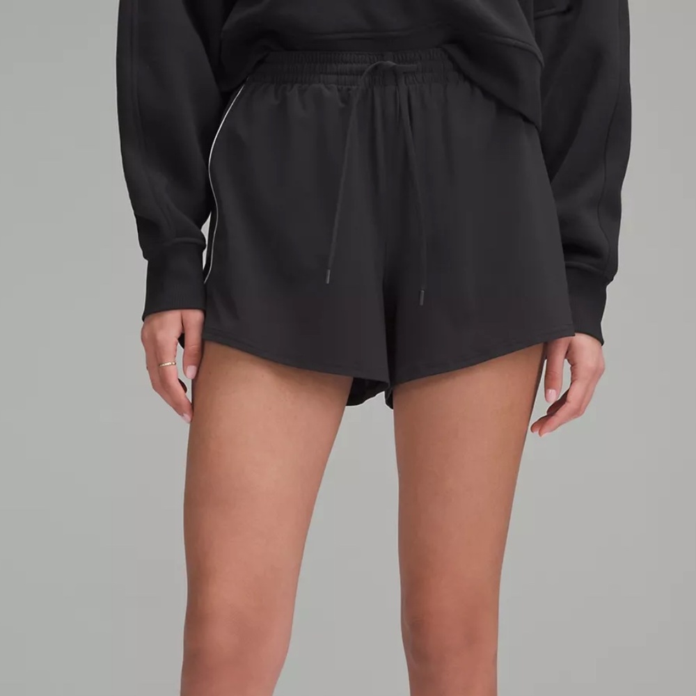 Lululemon Court Rival High-Rise Short 3" - Size 10